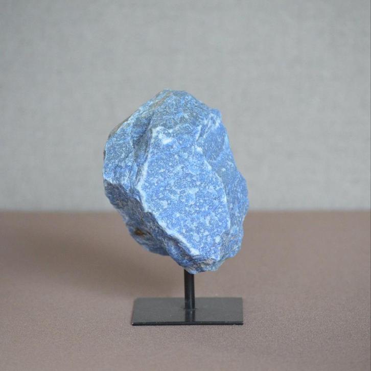 Blauwe Aventurijn op Standaard, Verzamelen, Mineralen en Fossielen, Mineraal, Ophalen of Verzenden