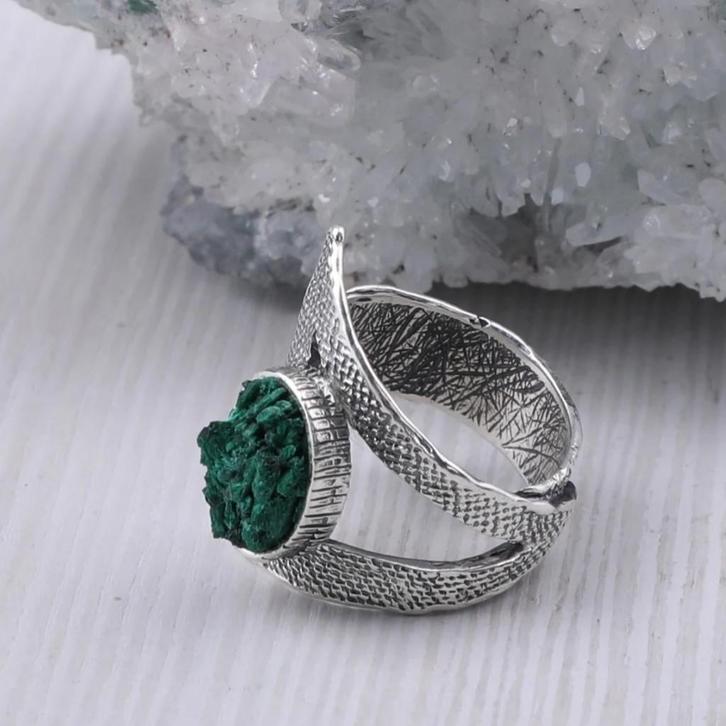 Extravagante zilveren ring met ruwe malachiet, Sieraden, Tassen en Uiterlijk, Ringen, Nieuw, Dame, 19 tot 20, Groen, Zilver, Met edelsteen