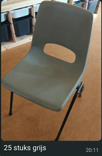 IN PRIJS VERLAAGD 25 grijze, stapelbare stoelen beschikbaar voor biedingen