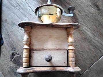  Mooie oude schootkoffiemolen met geelkoperen  kop beschikbaar voor biedingen