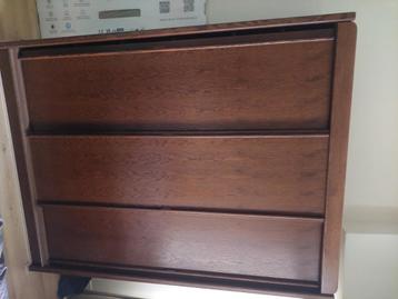 Houten kledingkast gratis beschikbaar voor biedingen