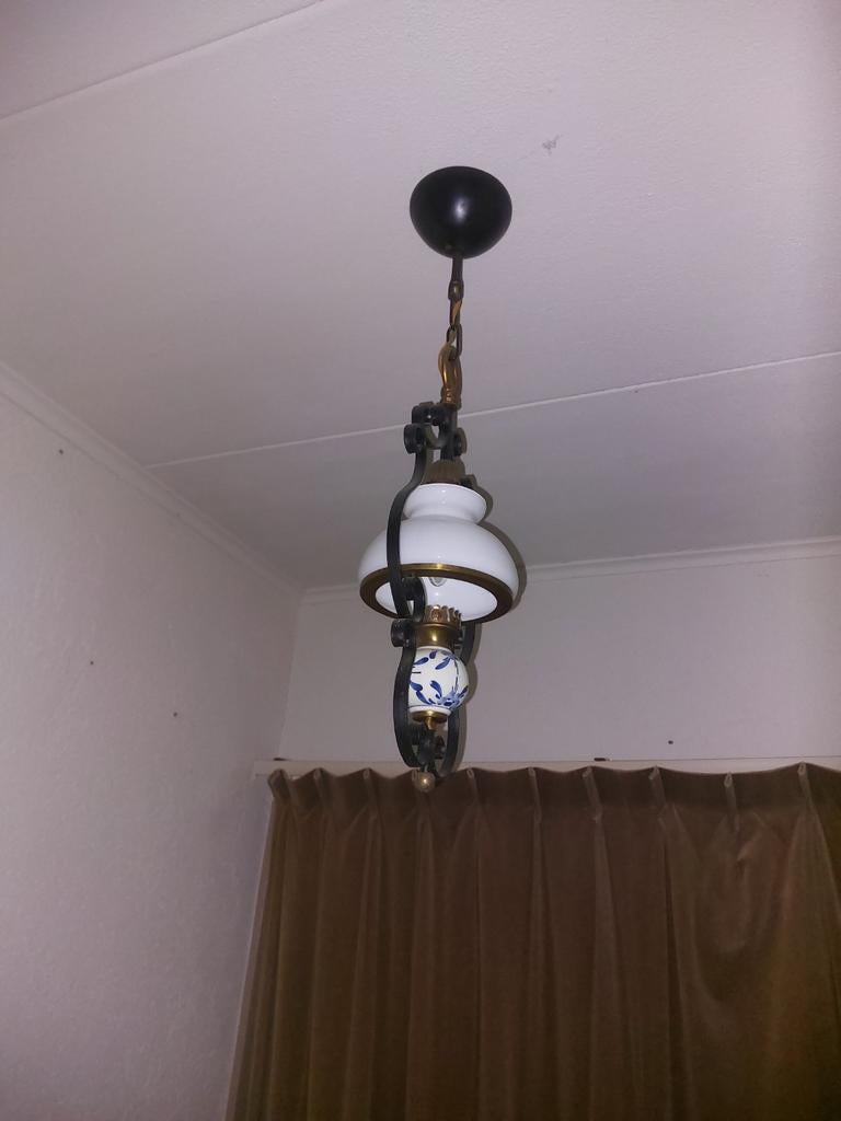 Ouderwetse hanglamp met Delfts blauw accent, Huis en Inrichting, Lampen | Hanglampen, Ophalen, Gebruikt, Ouderwets, Glas