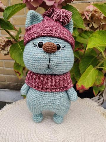 Gehaakte knuffel “Kattenvriendje in muts” beschikbaar voor biedingen