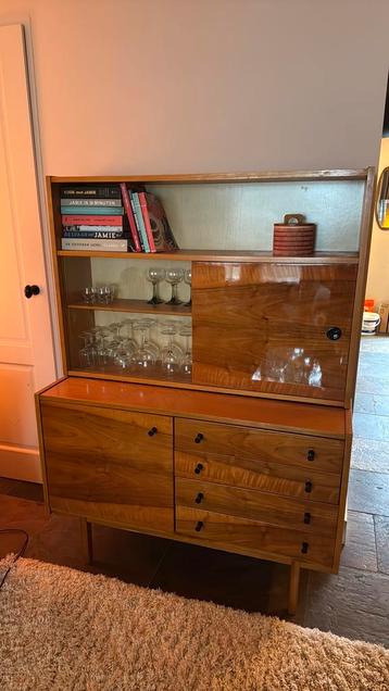 Vintage kastje beschikbaar voor biedingen