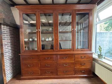 Prachtige Antieke vitrine kast; karaktervol en ruim beschikbaar voor biedingen