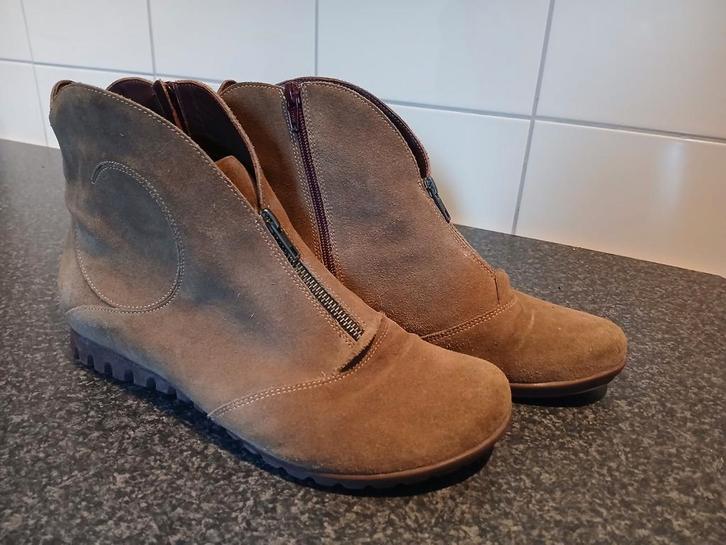 Think! Suede lage laarsjes. Maat 42, Kleding | Dames, Schoenen, Zo goed als nieuw, Lage of Enkellaarzen, Beige, Ophalen of Verzenden