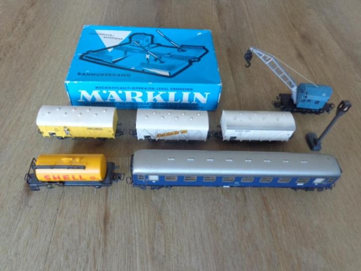 6 Märklin wagons in goede staat en een mechanische overweg, Hobby en Vrije tijd, Modeltreinen | H0, Zo goed als nieuw, Wagon, Wisselstroom