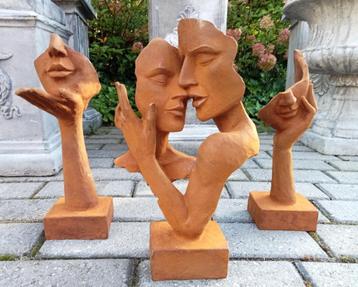 Aanbieding set van drie gietijzeren beelden romance. beschikbaar voor biedingen