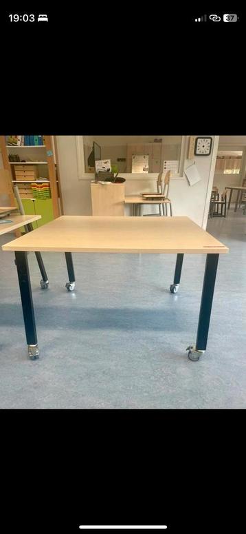 Tafels met wielen (4 stuks) te koop beschikbaar voor biedingen