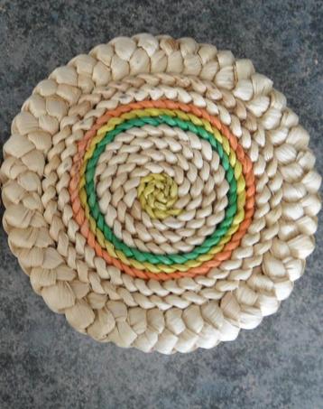 raffia pannen onderzetter  jaren 60-70 beschikbaar voor biedingen