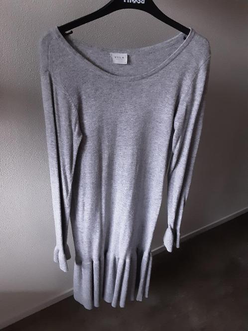Mooie, zachte jurk van het merk Vila - Maat M - Kleur grijs, Kleding | Dames, Jurken, Nieuw, Maat 38/40 (M), Grijs, Boven de knie
