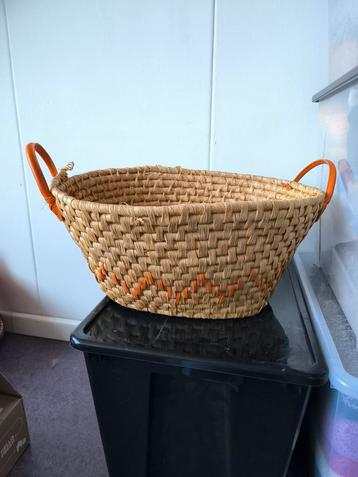 Rieten mand met oranje details beschikbaar voor biedingen