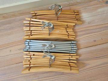 Houten kledinghangers kind beschikbaar voor biedingen