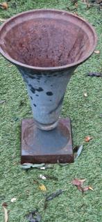 Mooi verweerde gietijzeren Louvre (of Urn) vaas (brocante), Tuin en Terras, Tuinvazen, Ophalen of Verzenden, Gebruikt