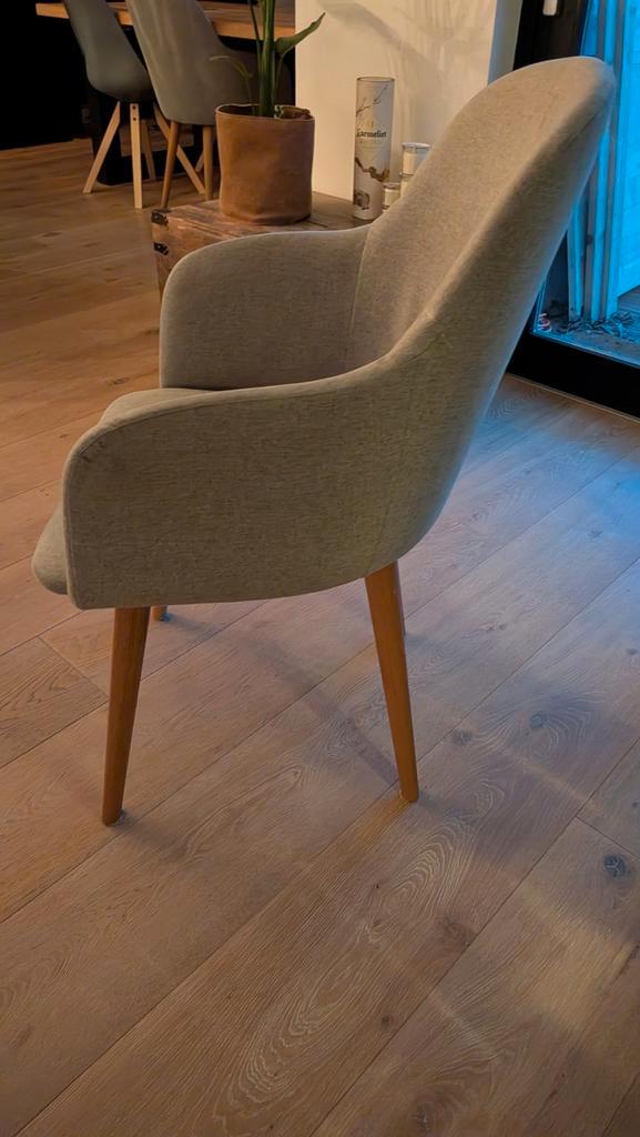 Mooie grijze stoel met houten poten, japandi stijl, Huis en Inrichting, Stoelen, Gebruikt, Vier, Hout, Stof, Grijs, Ophalen