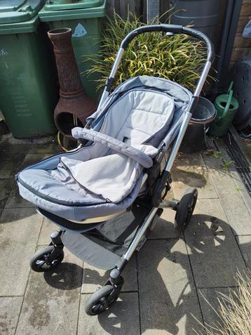 Kinderwagen Qute buggy en reiswieg beschikbaar voor biedingen