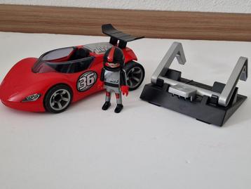 Playmobil Raceauto met Figuur en Pitstop beschikbaar voor biedingen