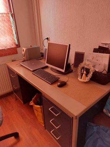 Bureau met bureaustoel - Gratis af te halen beschikbaar voor biedingen