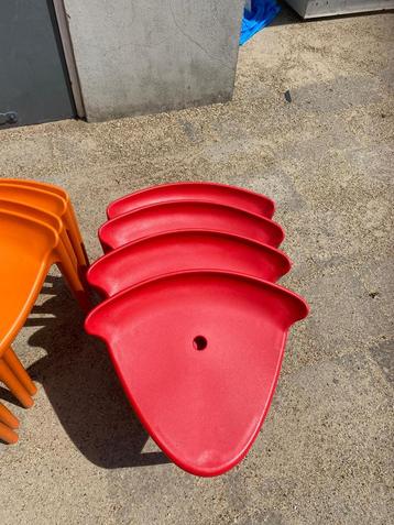Gratis. Lage krukken, barkrukken en stoelen beschikbaar voor biedingen