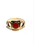 14k gouden ring met een bloedkoraal, Sieraden, Tassen en Uiterlijk, Ringen, Ophalen of Verzenden, Zo goed als nieuw, 17 tot 18