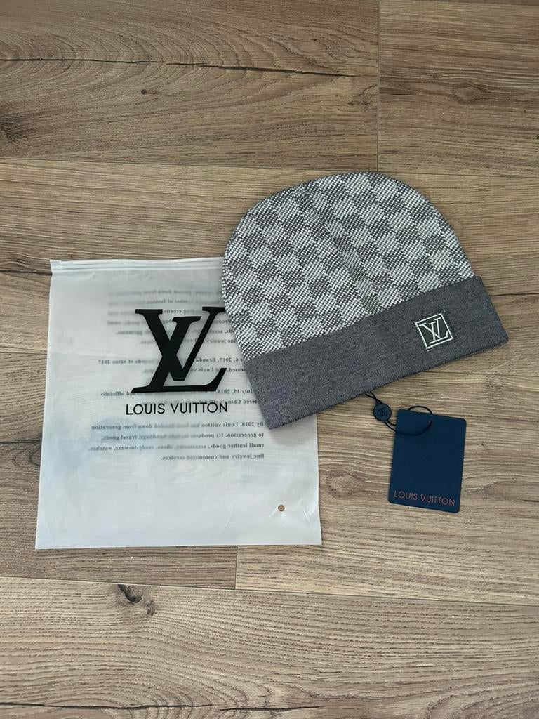 Nieuwe grijze Louis Vuitton muts met prijskaartje, Ophalen of Verzenden, Nieuw