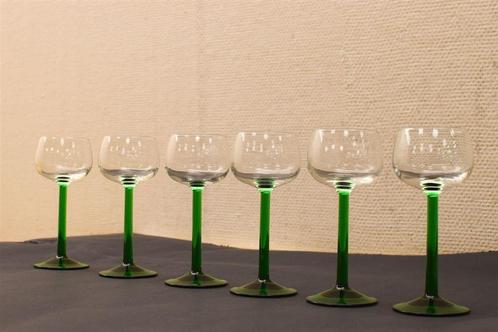 6 delig Wijnglazen met groene voet 45709, Huis en Inrichting, Keuken | Servies, Gebruikt, Overige stijlen, Glas, Ophalen of Verzenden
