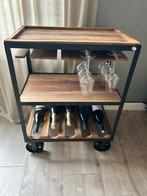 Wijnkastje Hout & Zwart Staal - Op Wielen, Huis en Inrichting, Ophalen, Zo goed als nieuw