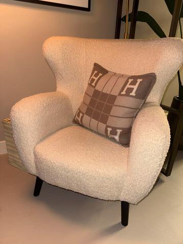 Stijlvolle fauteuil met zachte teddy bekleding beschikbaar voor biedingen