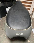SYM MIO scooterzadel, Fietsen en Brommers, Brommeronderdelen | Scooters, Ophalen, Gebruikt, Zadel, SYM