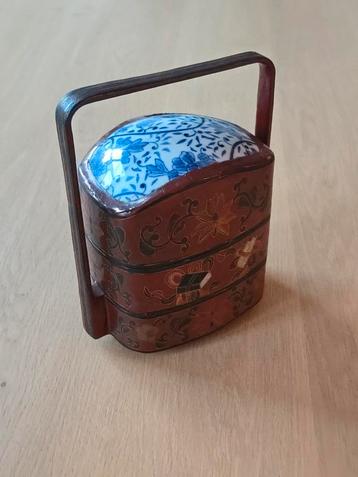 Antieke Chinese rode lak lunchbox voor bruiloften met porsel beschikbaar voor biedingen