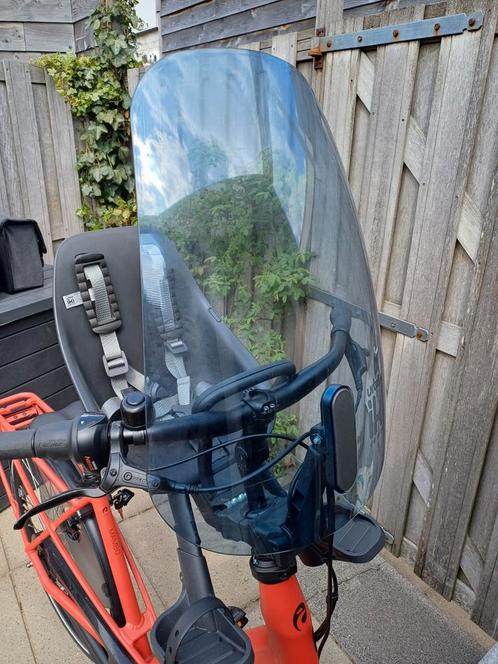 Urban IKI fietsstoeltje grijs met bijpassend windscherm, Fietsen en Brommers, Fietsaccessoires | Fietsstoeltjes, Zo goed als nieuw