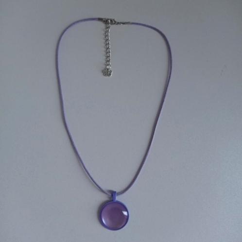 Ketting lila met hanger, Sieraden, Tassen en Uiterlijk, Kettingen, Zo goed als nieuw, Overige materialen, Paars, Met hanger, Ophalen of Verzenden