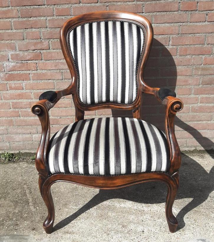 Nettte fauteuil in klassieke stijl en nog erg nette staat., Huis en Inrichting, Fauteuils, Gebruikt, Hout, 50 tot 75 cm, Minder dan 75 cm