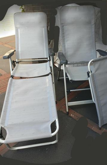 2 stevige zit-ligstoelen met afneembare beensteun beschikbaar voor biedingen