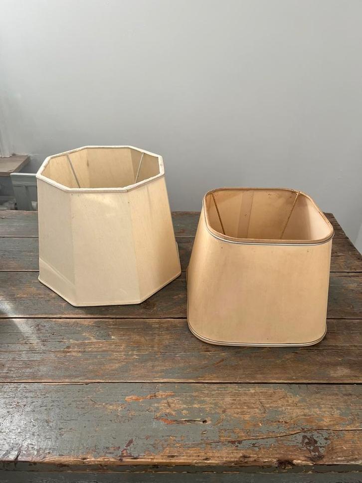 VINTAGE LAMPENKAPPEN 2 STUKS CREME BEIGE APARTE VORM, Huis en Inrichting, Lampen | Lampenkappen, Gebruikt, Minder dan 25 cm, Overige vormen