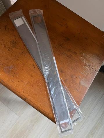 2 metalen strips voor een Galant bureau van Ikea beschikbaar voor biedingen