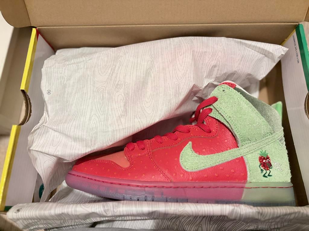 Nike SB dunk high Strawberry Cough DS EU43, Kleding | Heren, Schoenen, Ophalen of Verzenden, Overige kleuren, Sneakers of Gympen