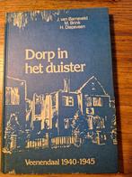 Dorp in het duister Veenendaal 40 -45, Boeken, Geschiedenis | Stad en Regio, Ophalen of Verzenden, Gelezen