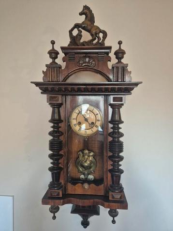 Antieke Paardjesklok beschikbaar voor biedingen