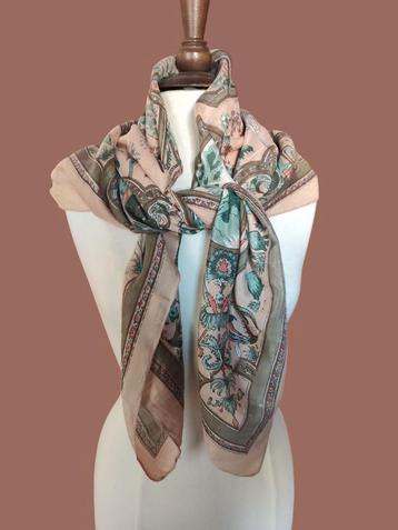 Grote sjaal, roze beige met groen beschikbaar voor biedingen