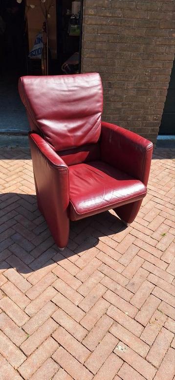 Bordeauxrode design fauteuil beschikbaar voor biedingen