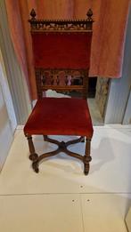 Antieke stoel met rood fluwelen stof, Ophalen