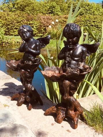 2 gietijzeren putti beelden  beschikbaar voor biedingen