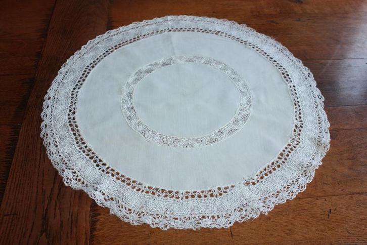 Oud rond crème kleurig kleedje, Antiek en Kunst, Curiosa en Brocante, Ophalen of Verzenden