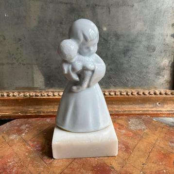 Sale meisje met lammetje *tres belle* beschikbaar voor biedingen