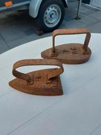 2 doorleefde antieke strijkijzers., Tuin en Terras, Ophalen, Gebruikt, Metaal