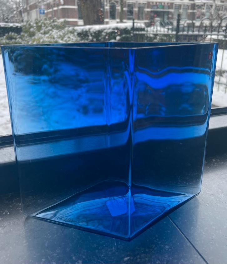 Iittala vaas Ruutu ultramarine blue, Huis en Inrichting, Woonaccessoires | Vazen, Zo goed als nieuw, Blauw, Minder dan 50 cm, Glas