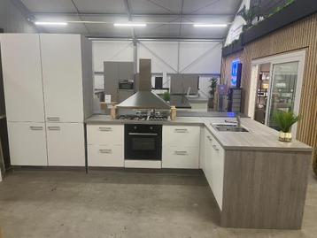 Keuken met schiereiland en kastenwand !! Volop keus keukens  beschikbaar voor biedingen