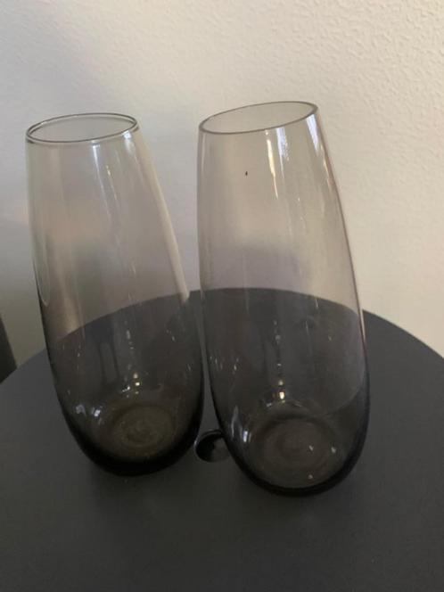 2 Leerdam vaasjes in lichtgrijs dun glas., Antiek en Kunst, Antiek | Vazen, Ophalen of Verzenden