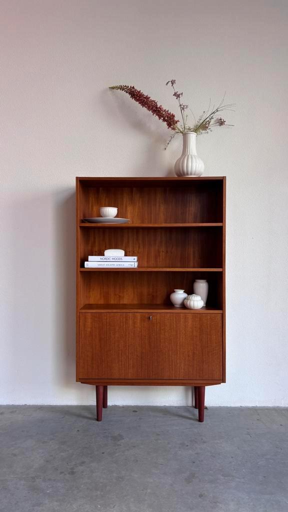 VINTAGE | DEENS | BOEKENKAST | TEAK | KLEP, Huis en Inrichting, Kasten | Boekenkasten, Zo goed als nieuw, Ophalen